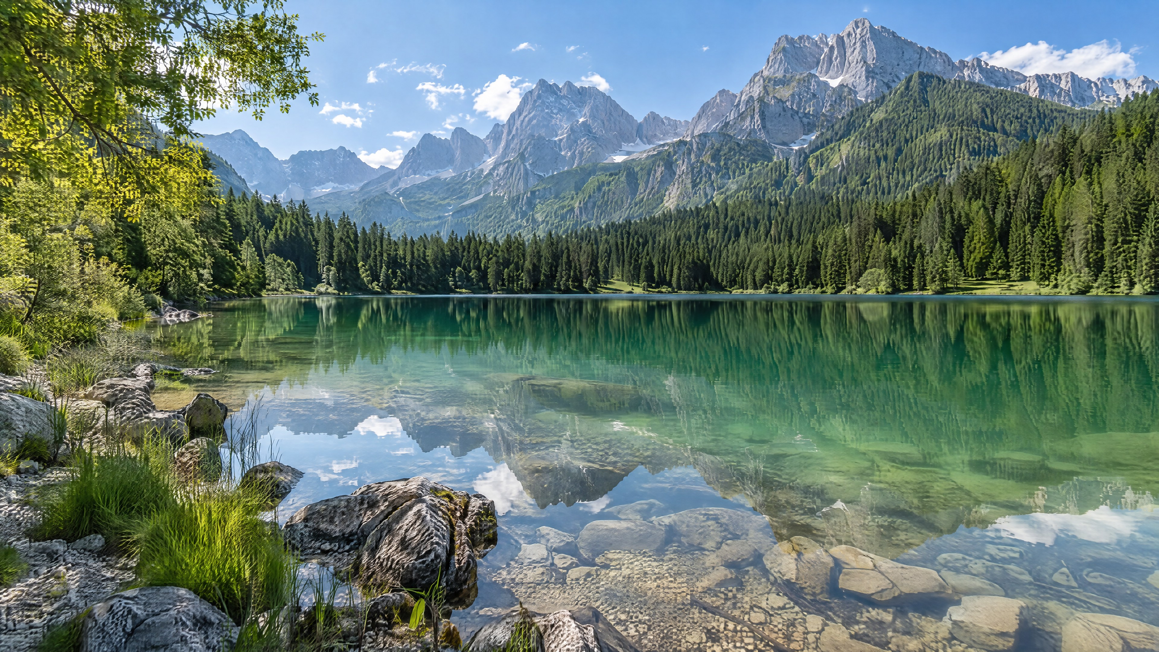 Das klare Wasser des Ferchensees und alpine Ruhe