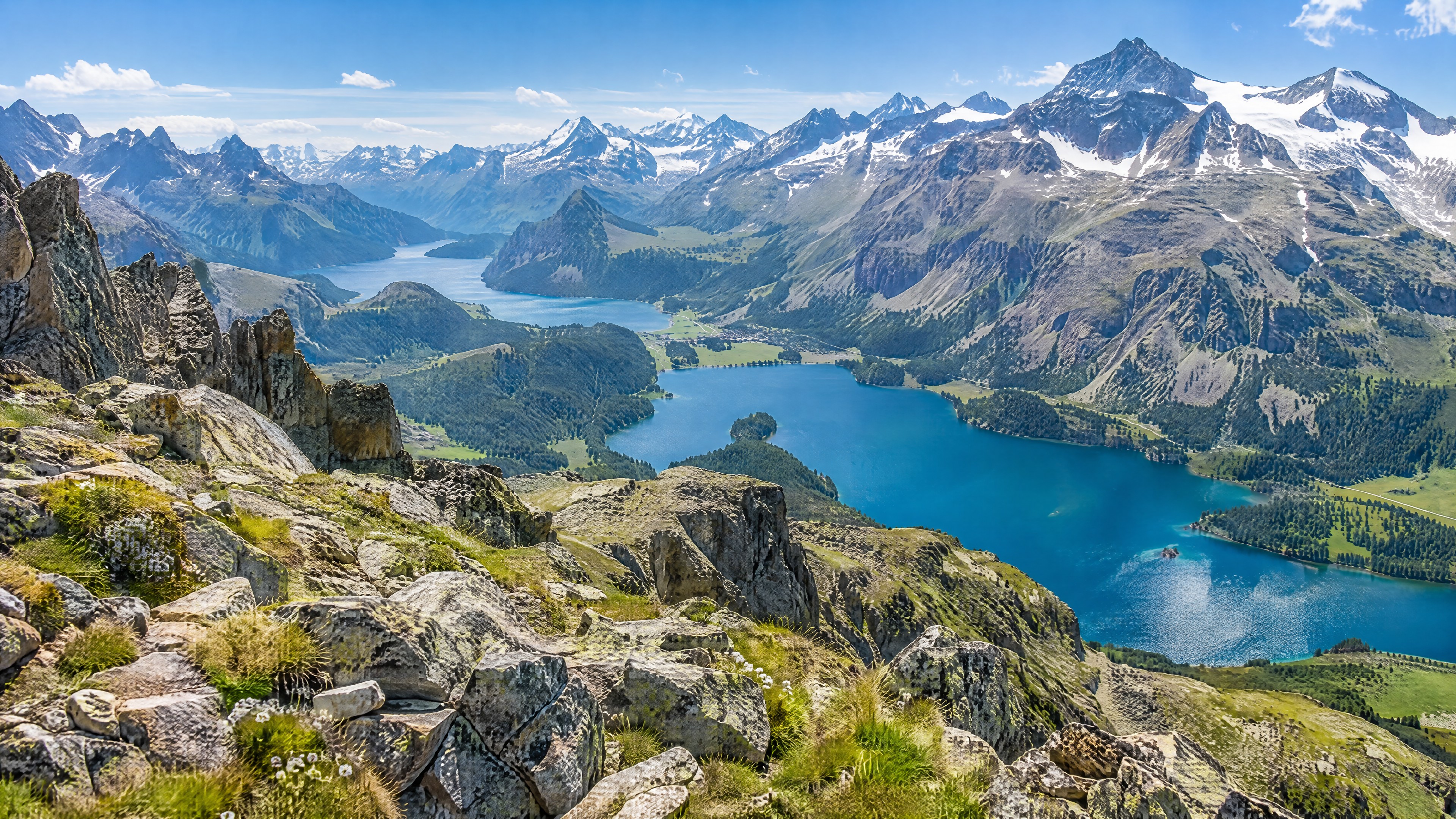Hochalpiner Aussichtspunkt über den Engadiner Seen