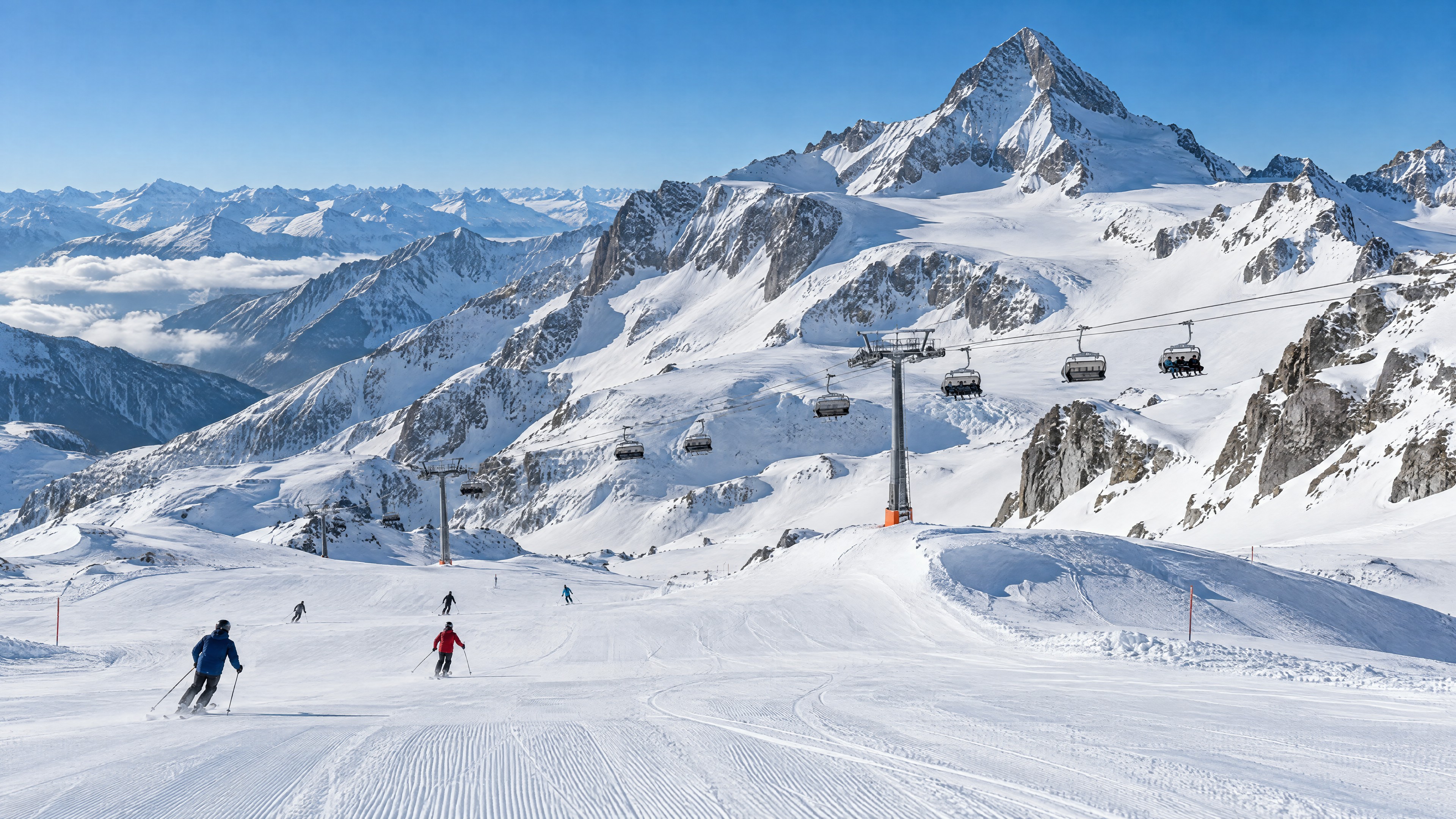 Sci sul ghiacciaio ai piedi della vetta del Kitzsteinhorn