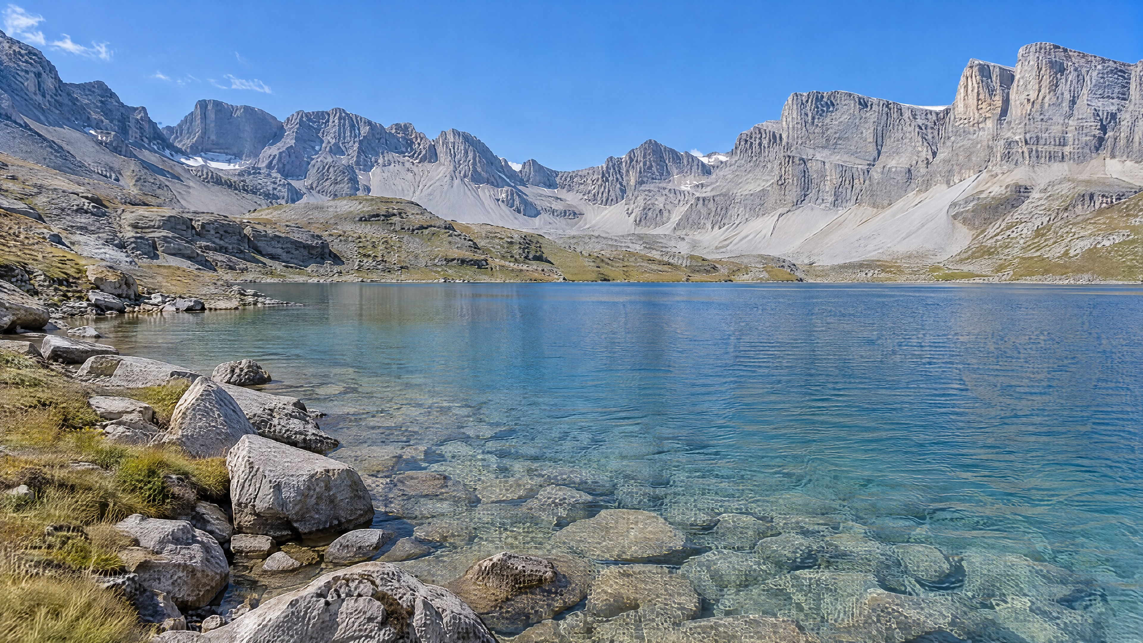 Quietud de alta montaña en el lago Daubensee