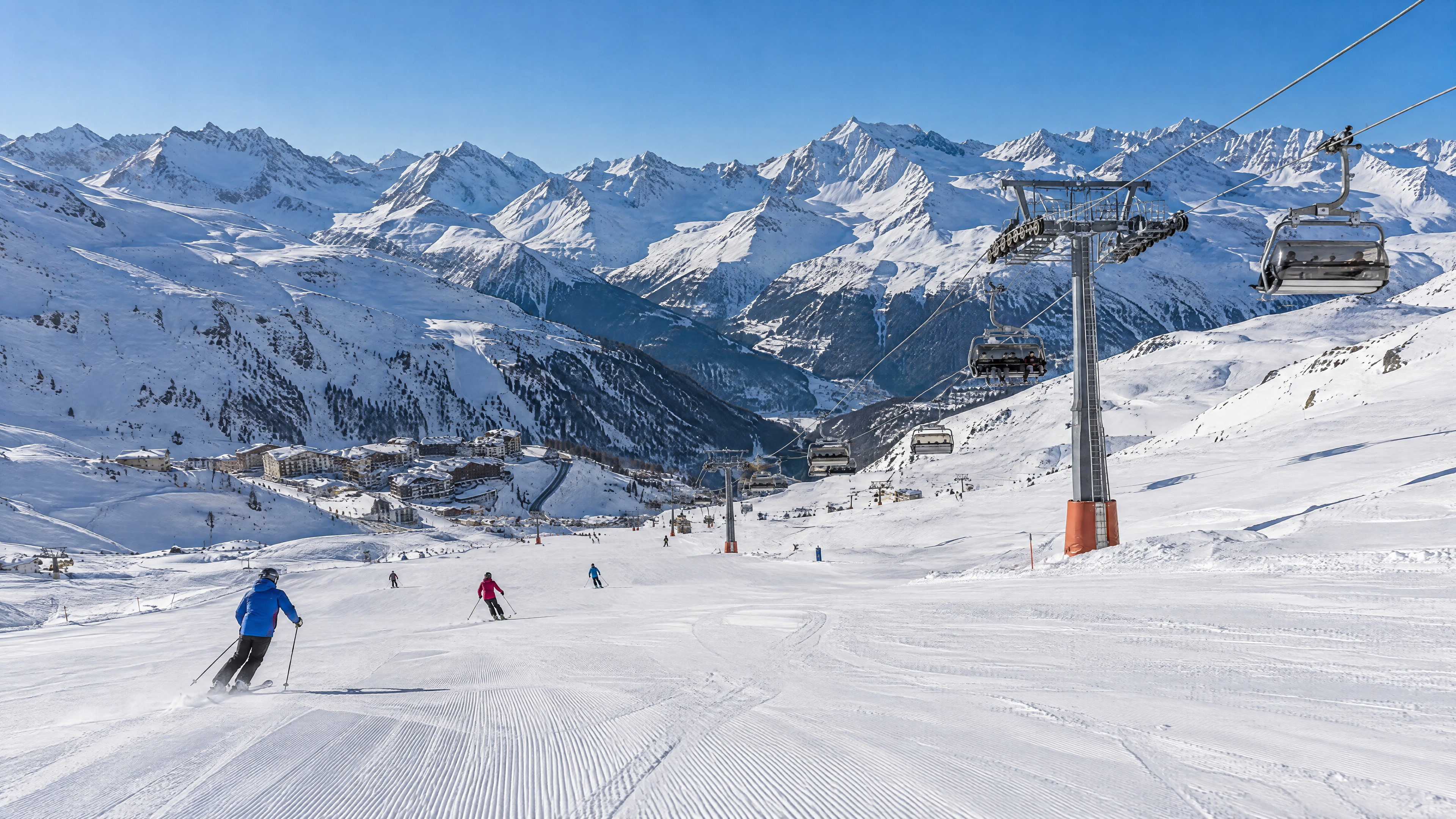 Skifahren im Hochgebirge oberhalb von Hochgurgl