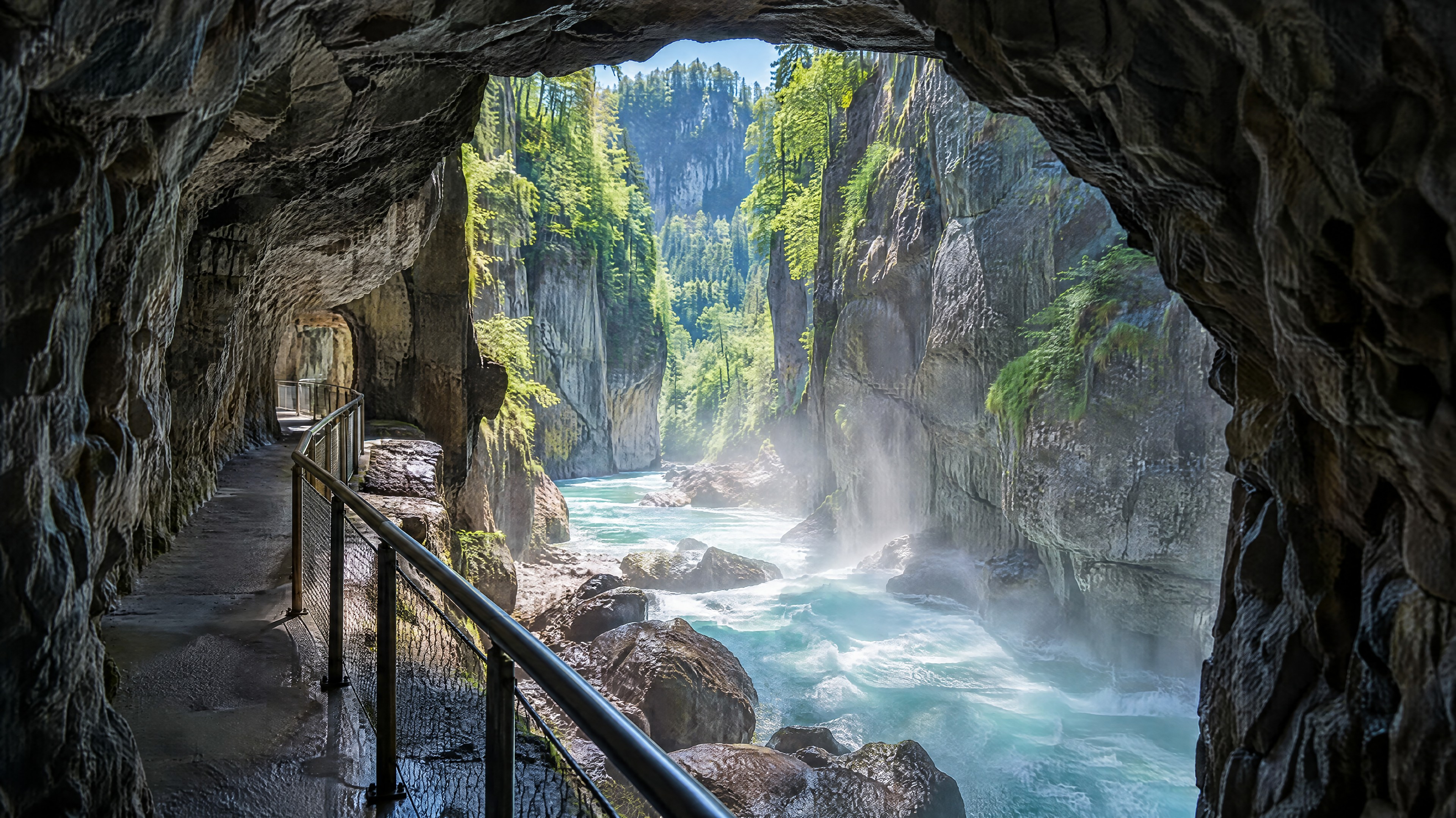 Dentro de los cavernosos túneles de roca