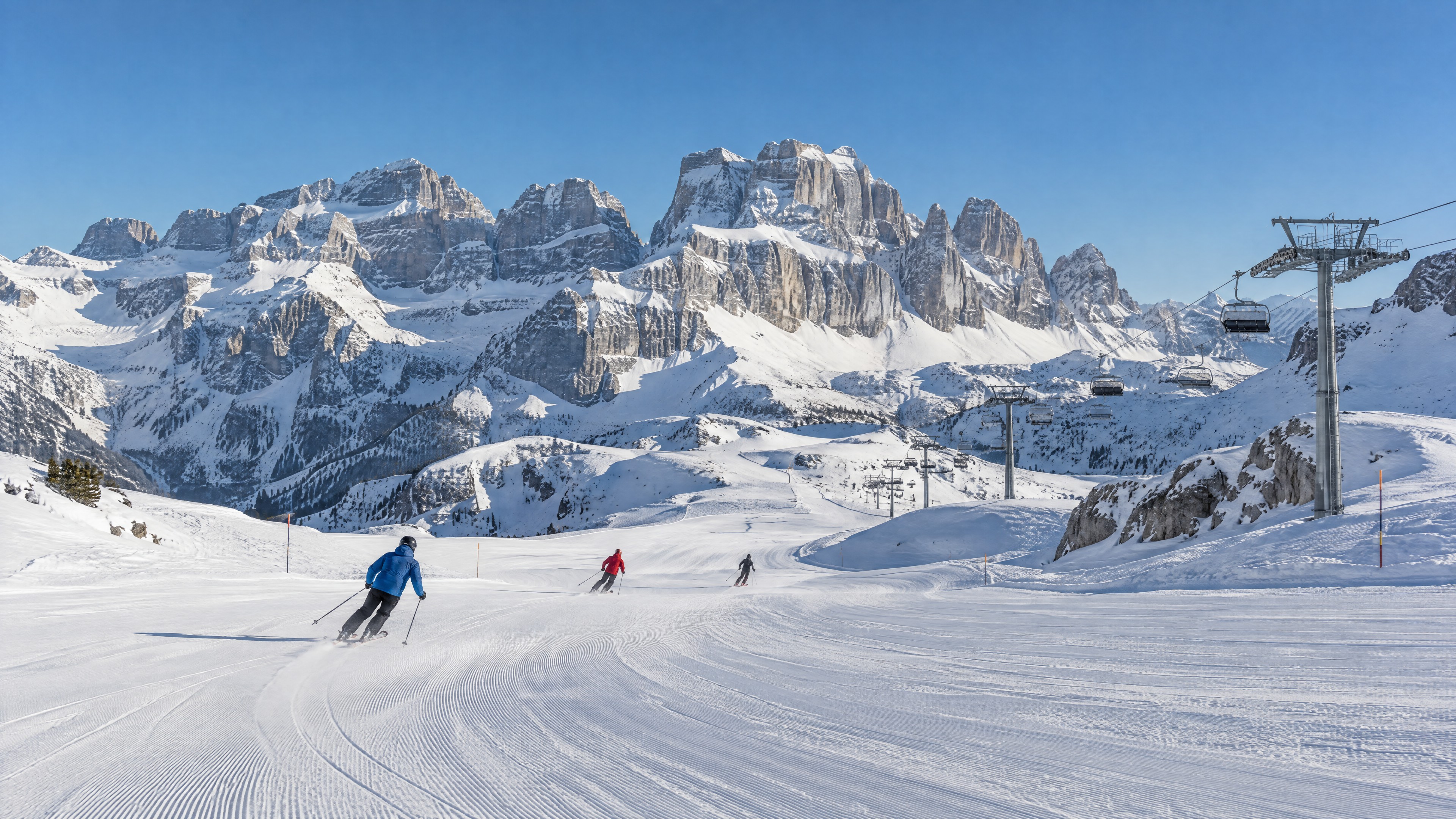 Skifahren auf unberührtem Schnee unter den Kalksteintürmen des Grostè