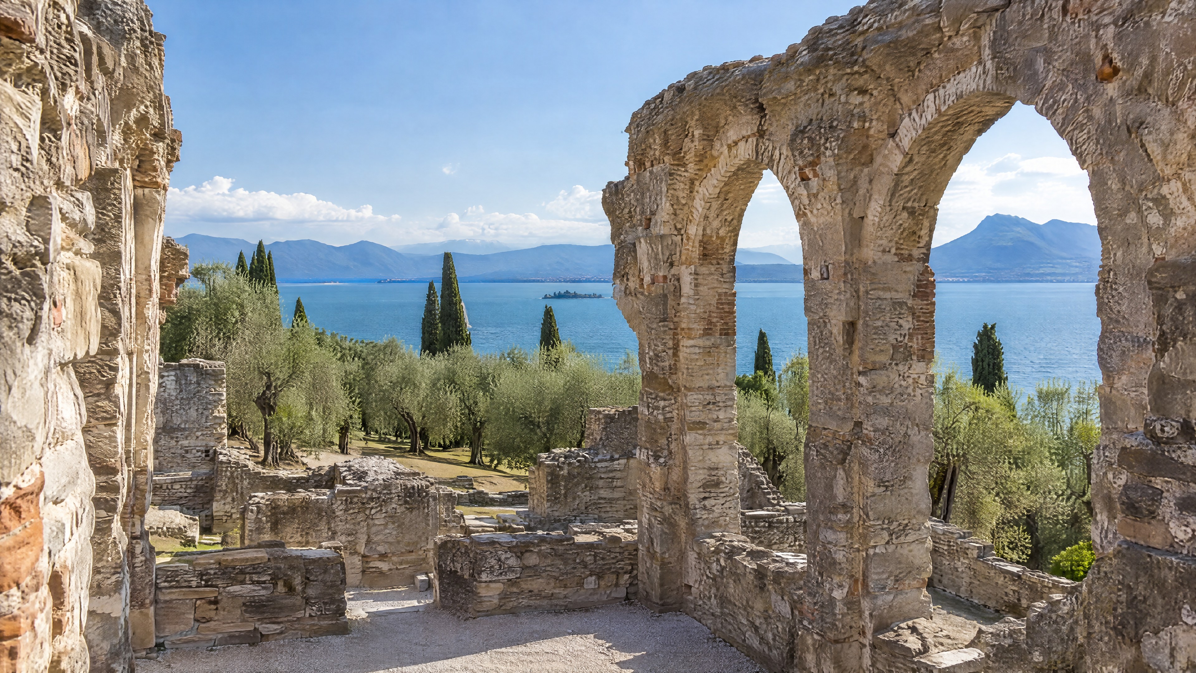 Römische Ruinen mit Blick auf Italiens grössten See