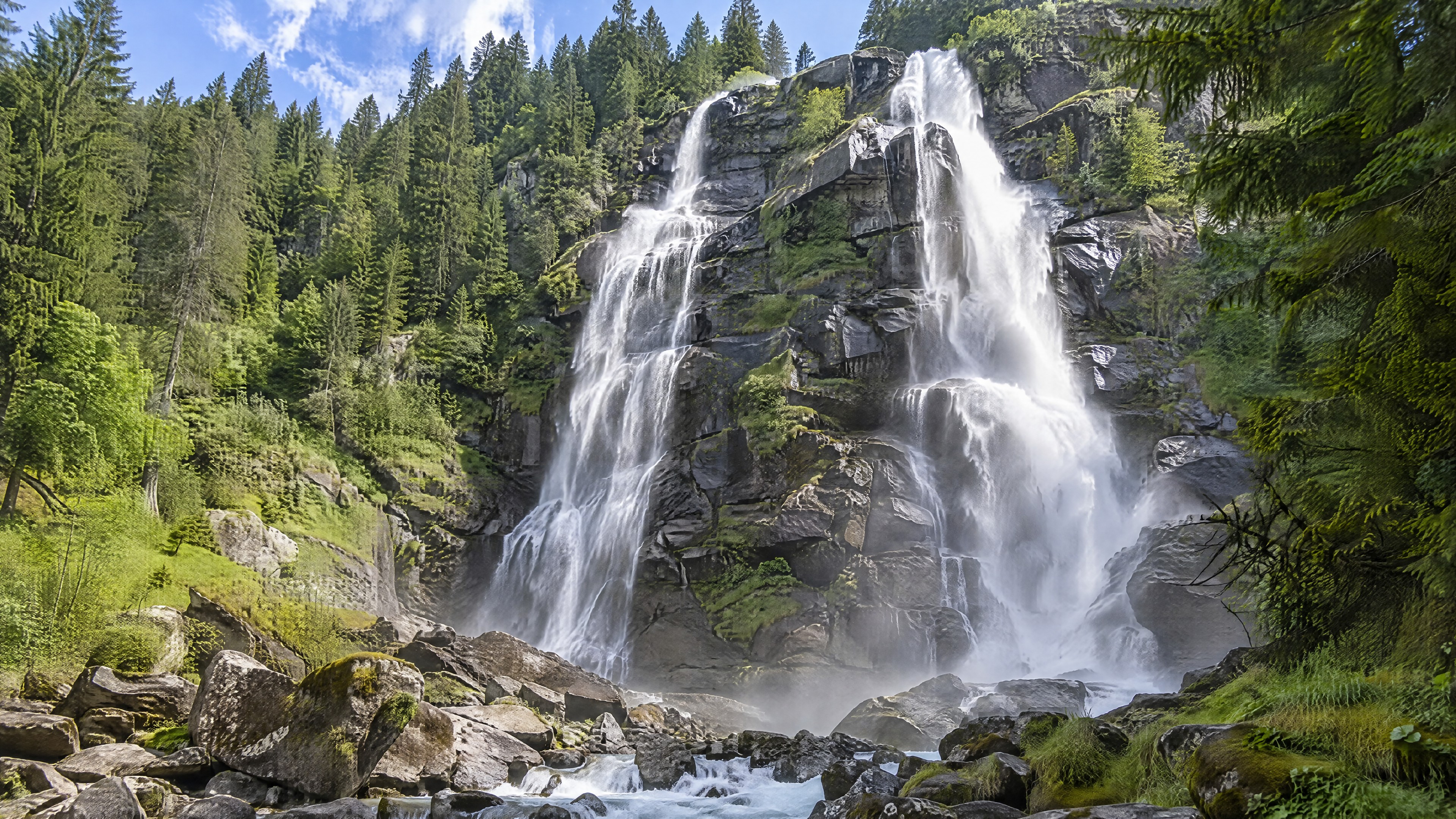 Frische Bergluft an den Nardis-Wasserfällen