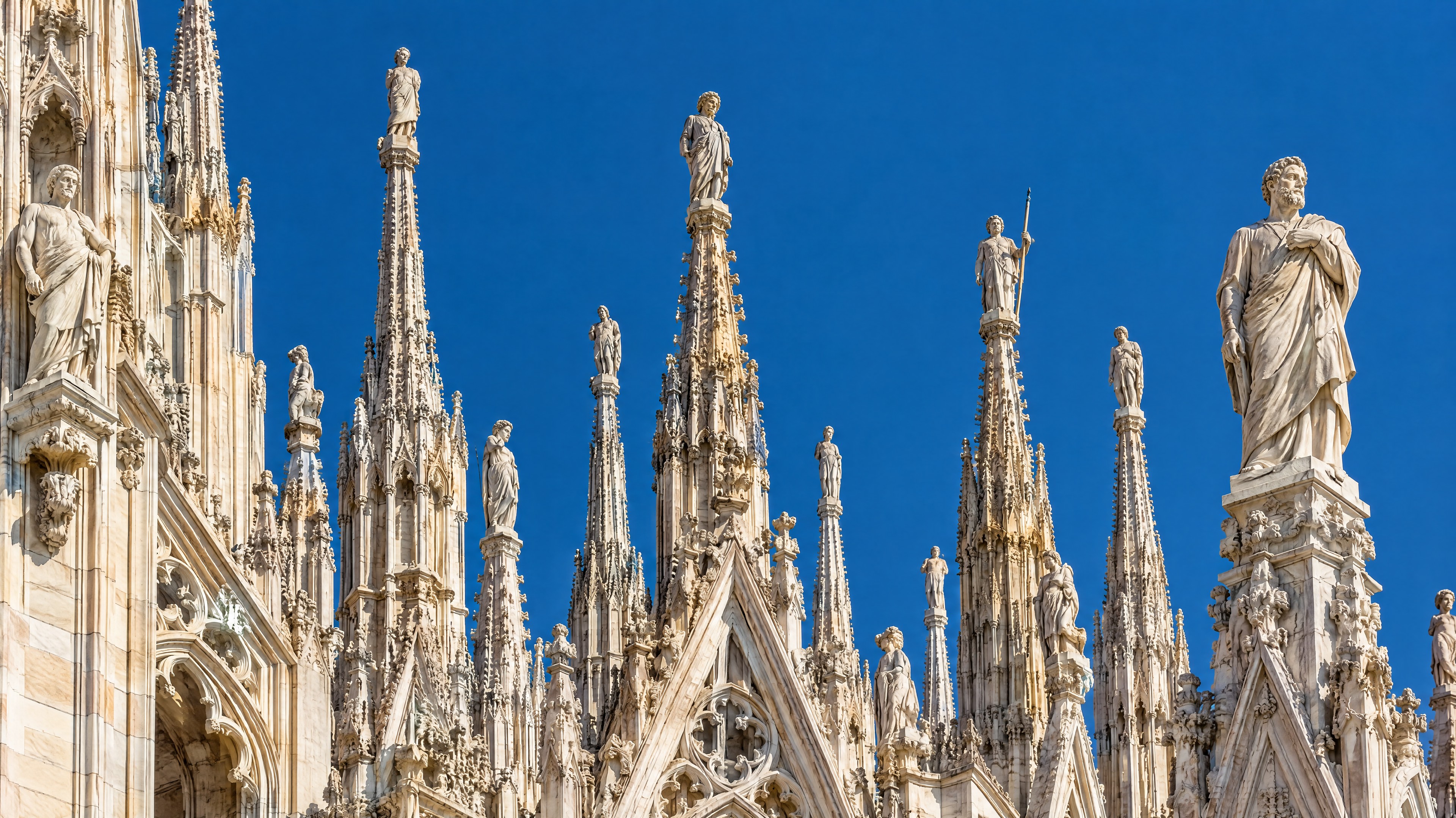 Elaborados detalles de mármol de la arquitectura milanesa