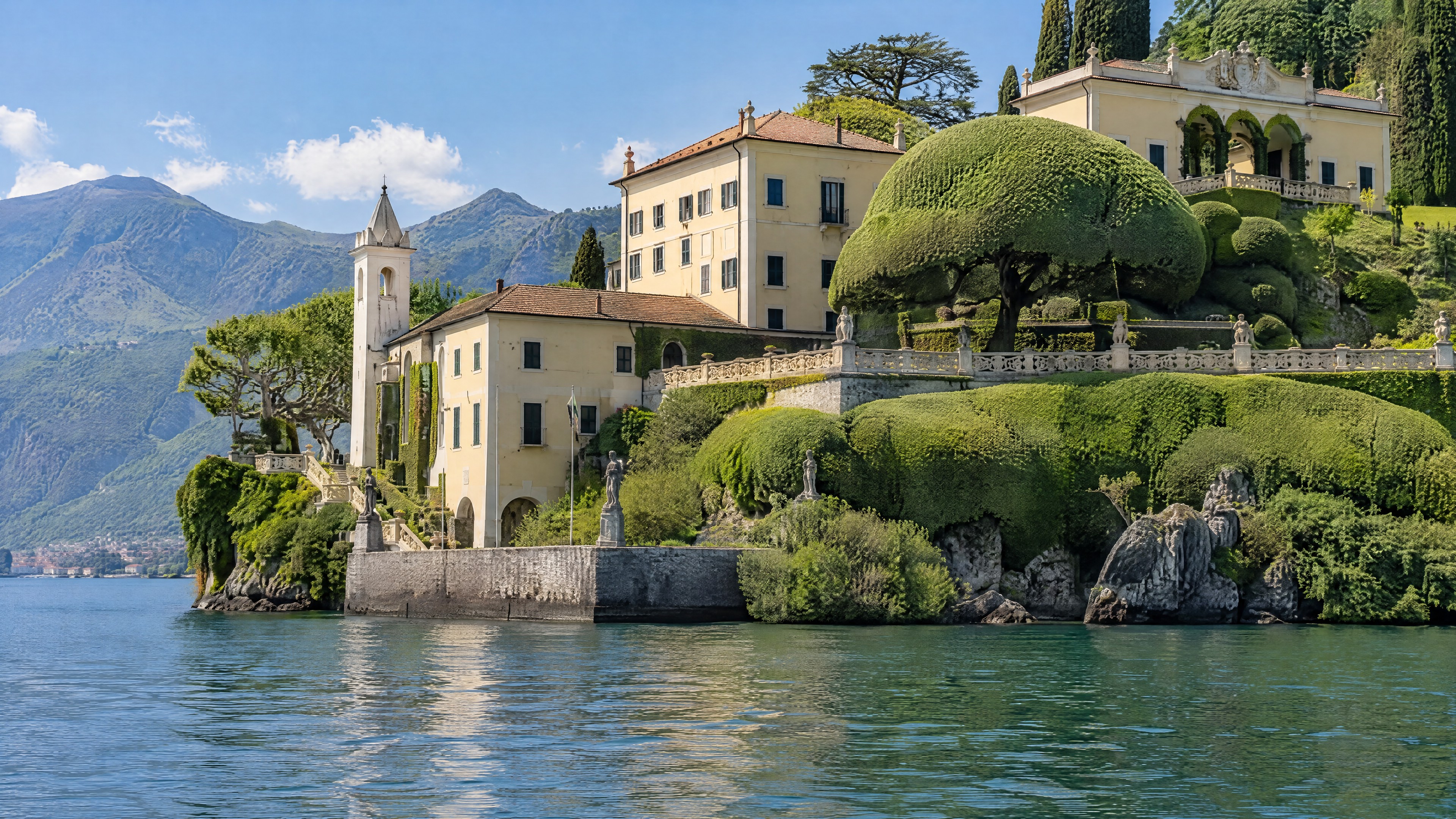 Villa del Balbianello sobre aguas resplandecientes