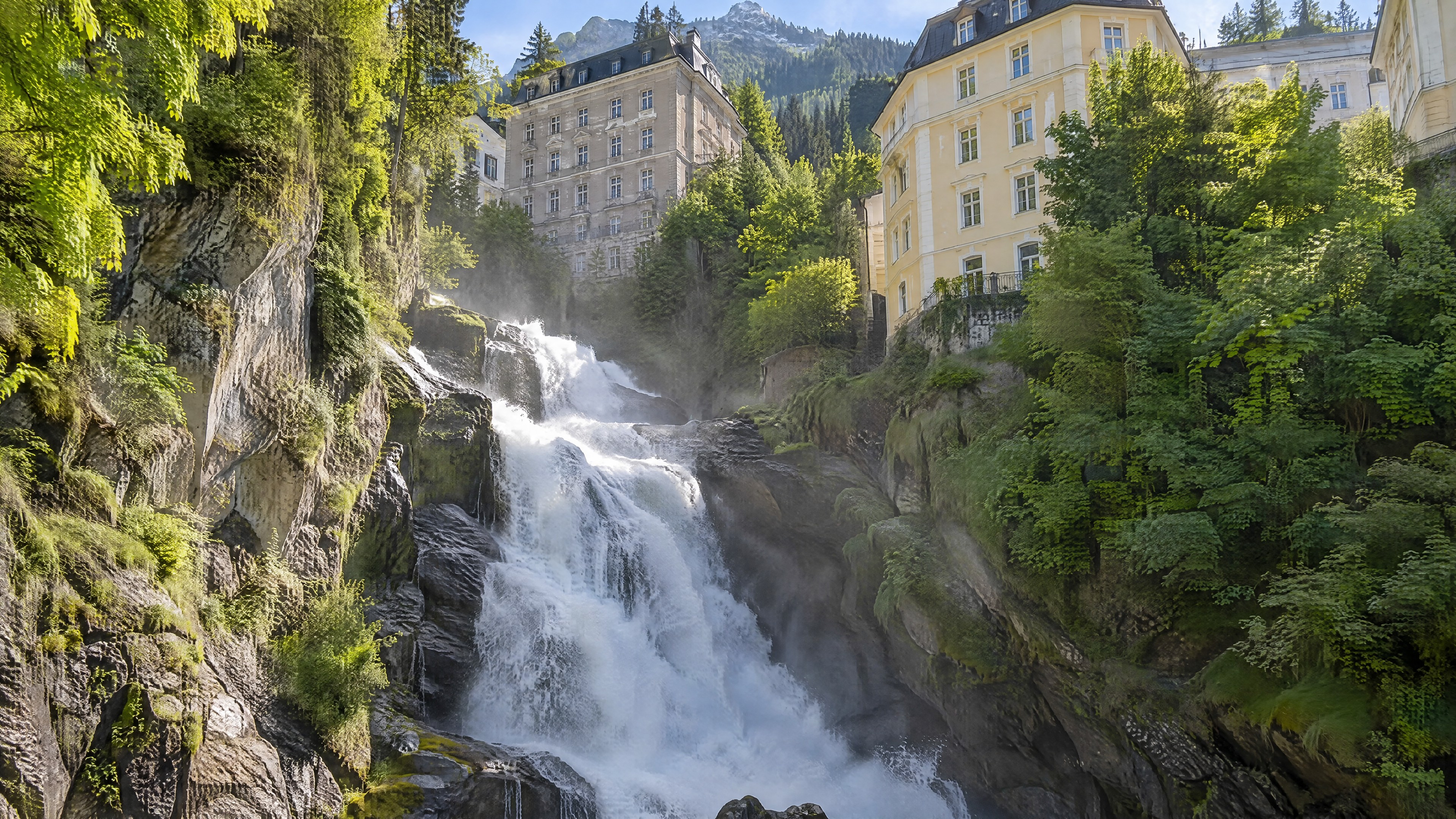 La cascada en el corazón de la localidad