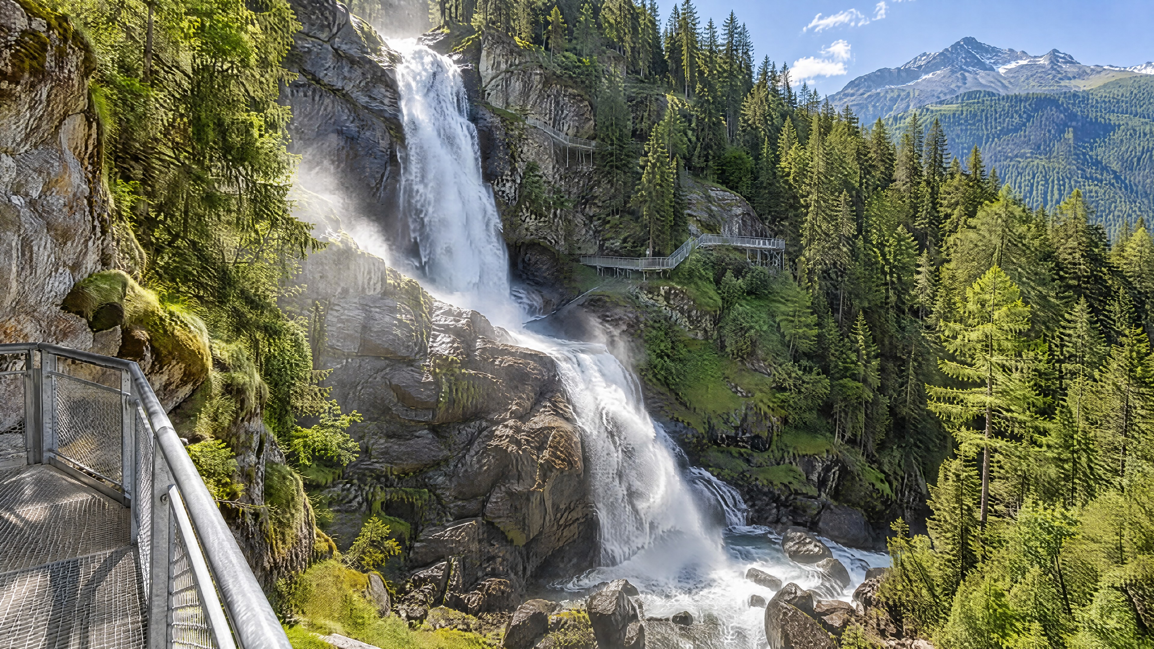 Le acque a cascata dello Stuibenfall vicino a Umhausen