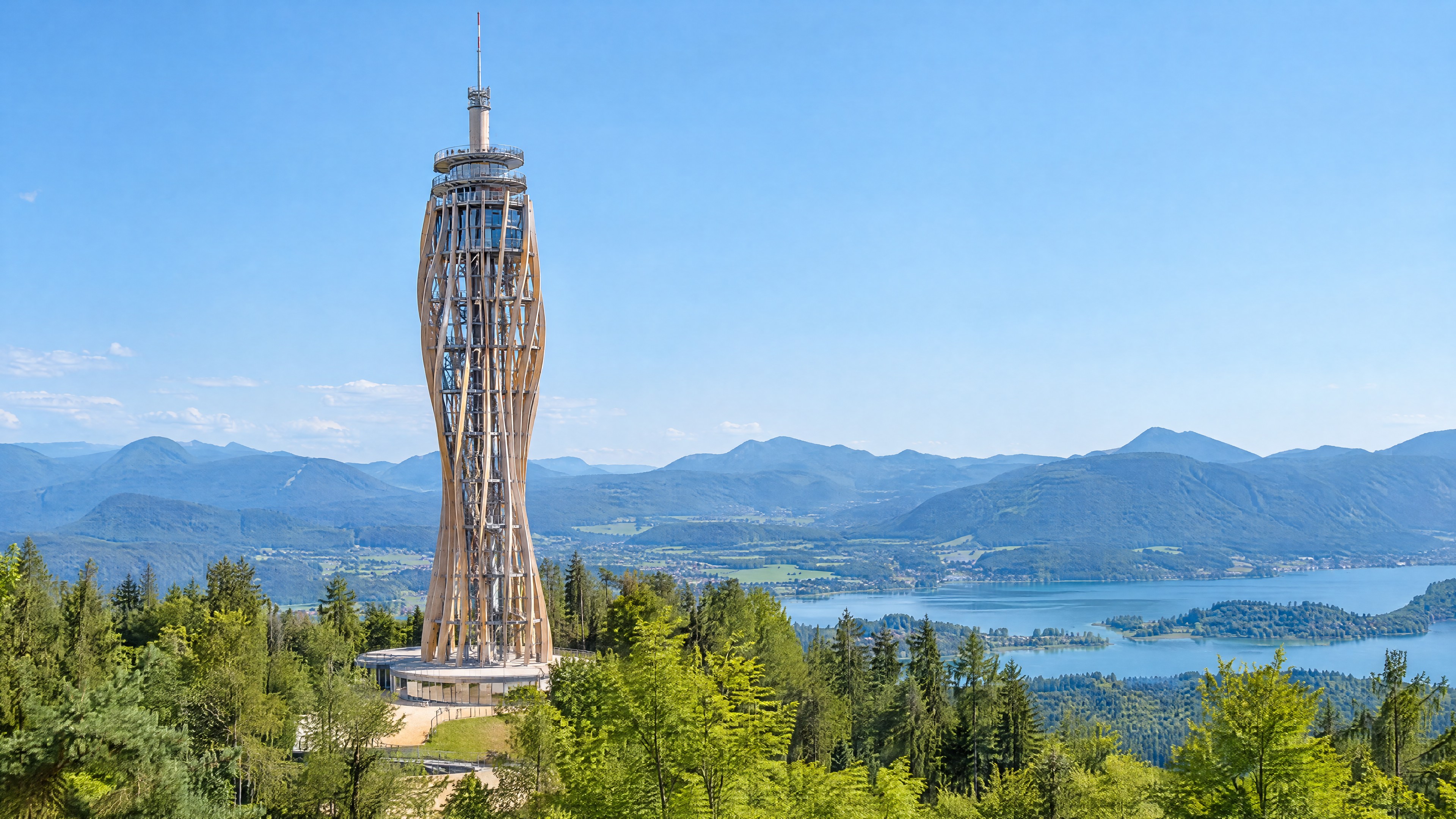 La imponente torre del Pyramidenkogel sobre el bosque en verano