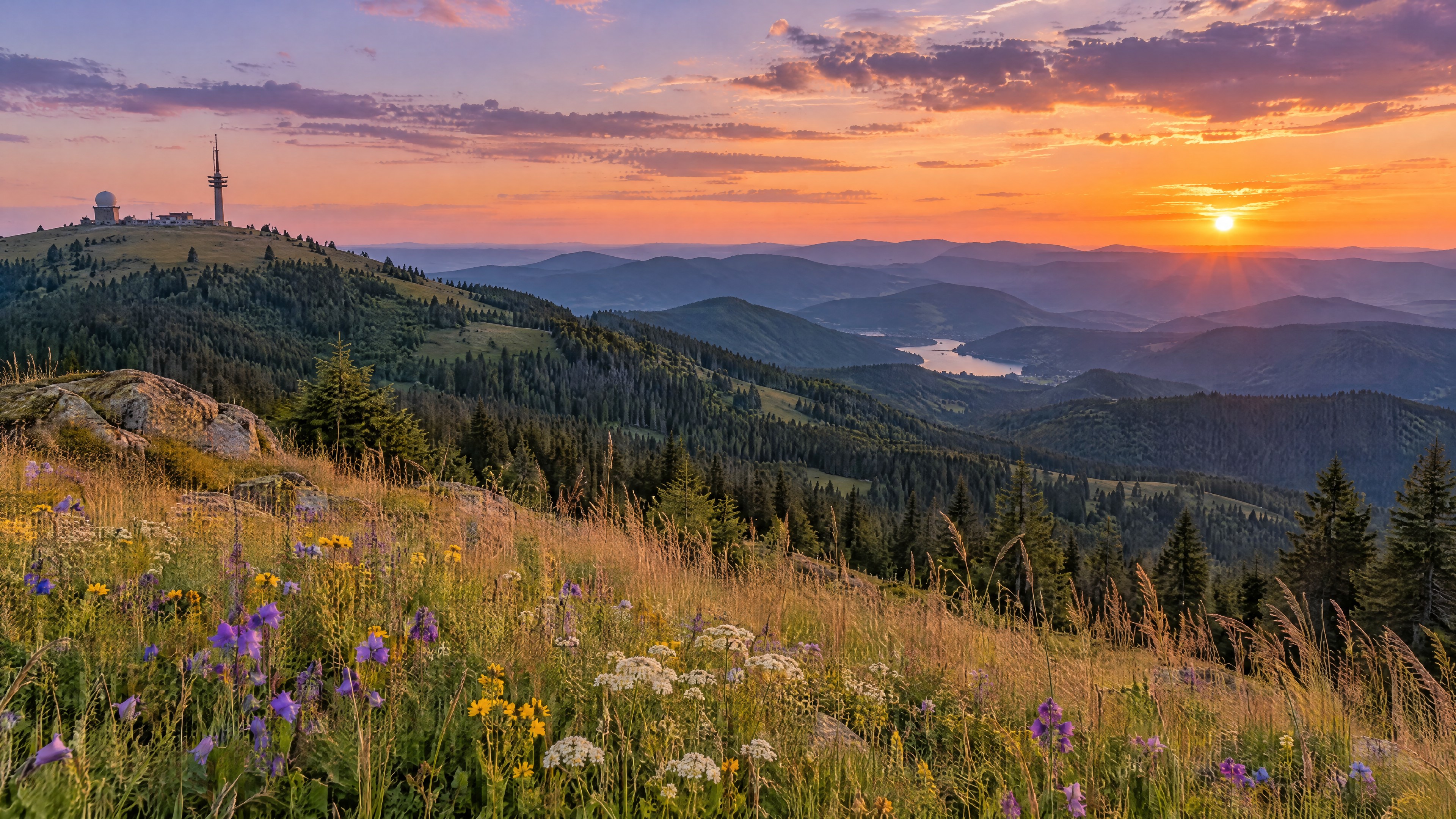 Sonnenuntergang über dem Feldberggipfel